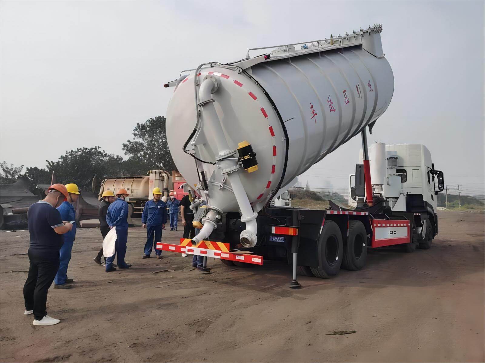 Pneumatic suction truck Industrial Vacuum Trucks (3)
