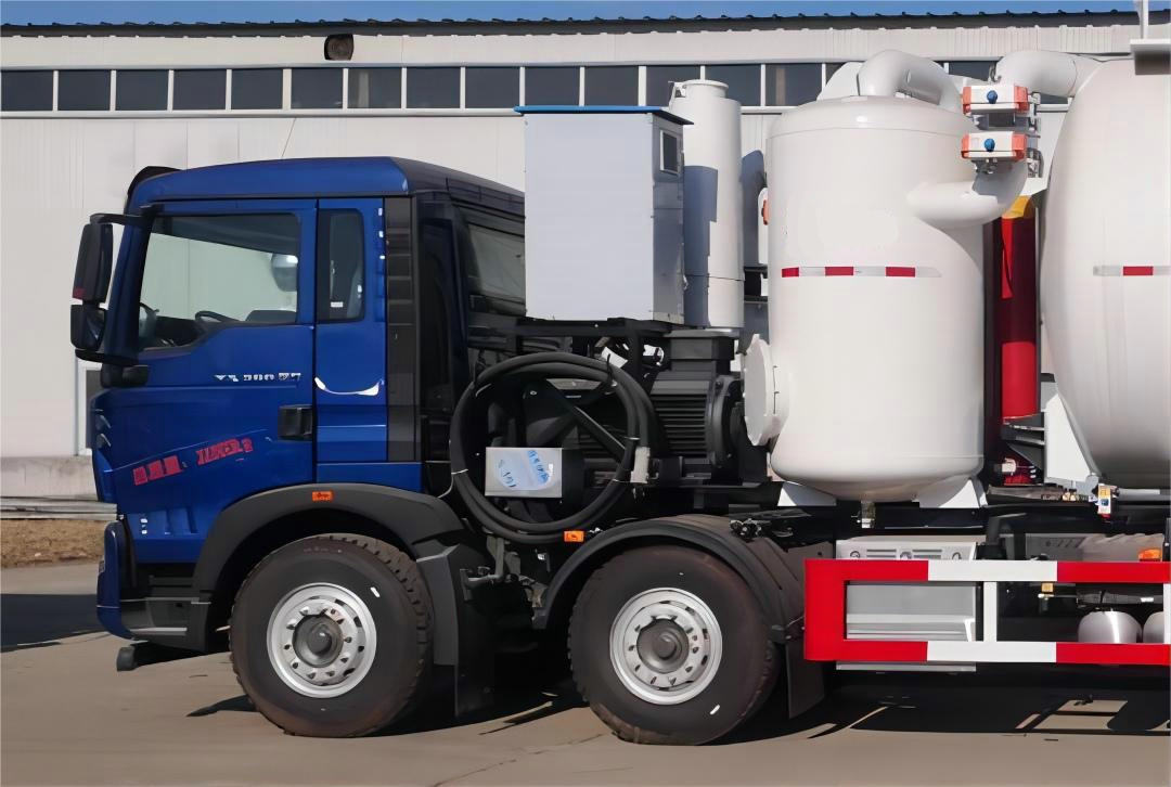 HOWO Industrial Vacuum Loader Truck (27)