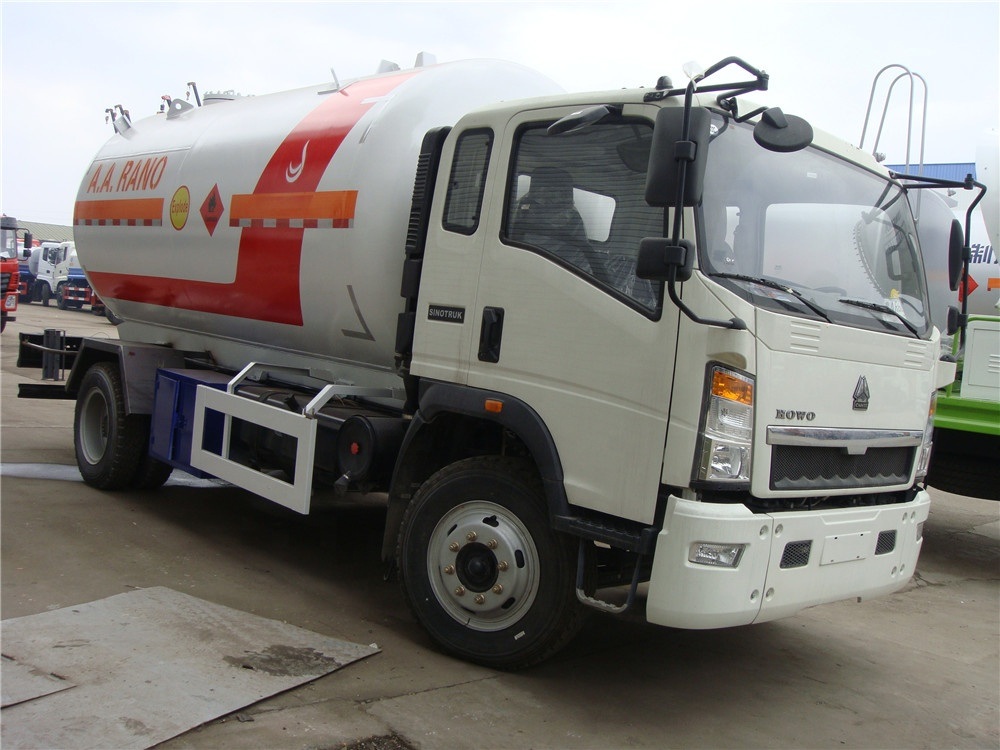 HOWO 5.5m3 (5500 Liters) LPG Bobtail Truck Tanker Mounted with LPG Pump Yqb-5. LPG Dispenser BCS-150 LHD. Rhd