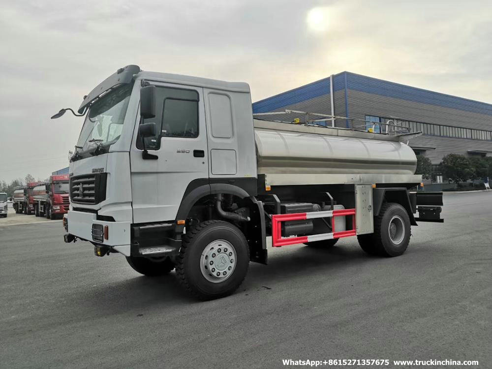 Sinotruck HOWO 4X4 Milk Tanker Truck with Food Grade Stainless Steel Pump (Offroad)