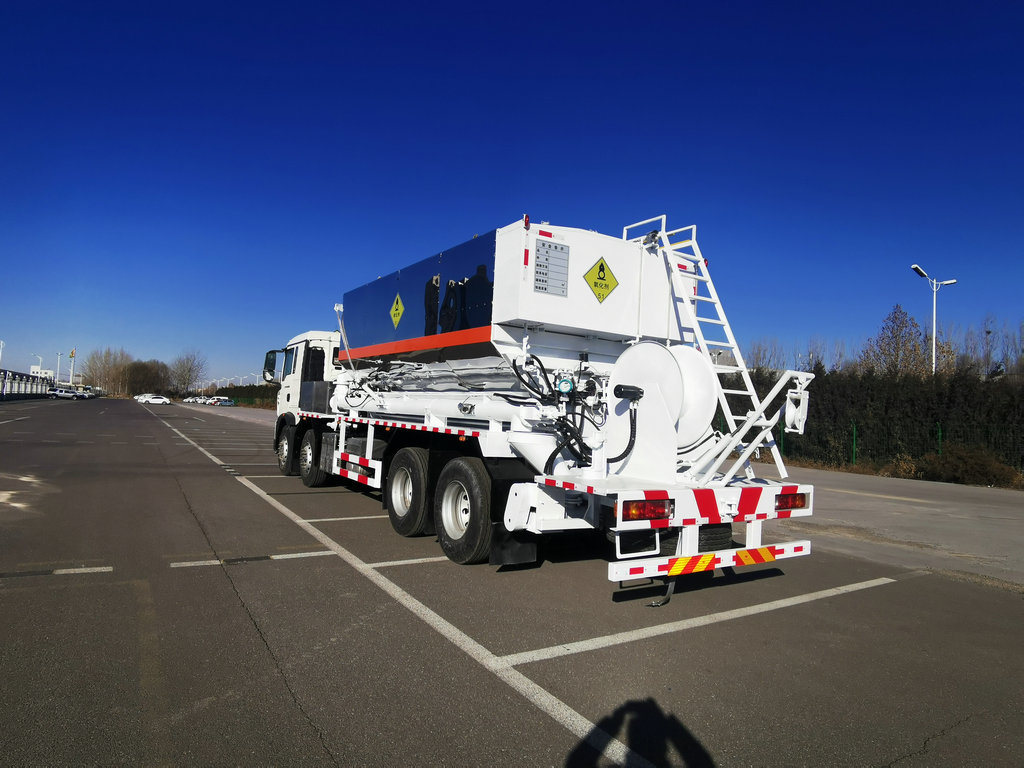 HOWO HEAVY ANFO TRUCK (8)