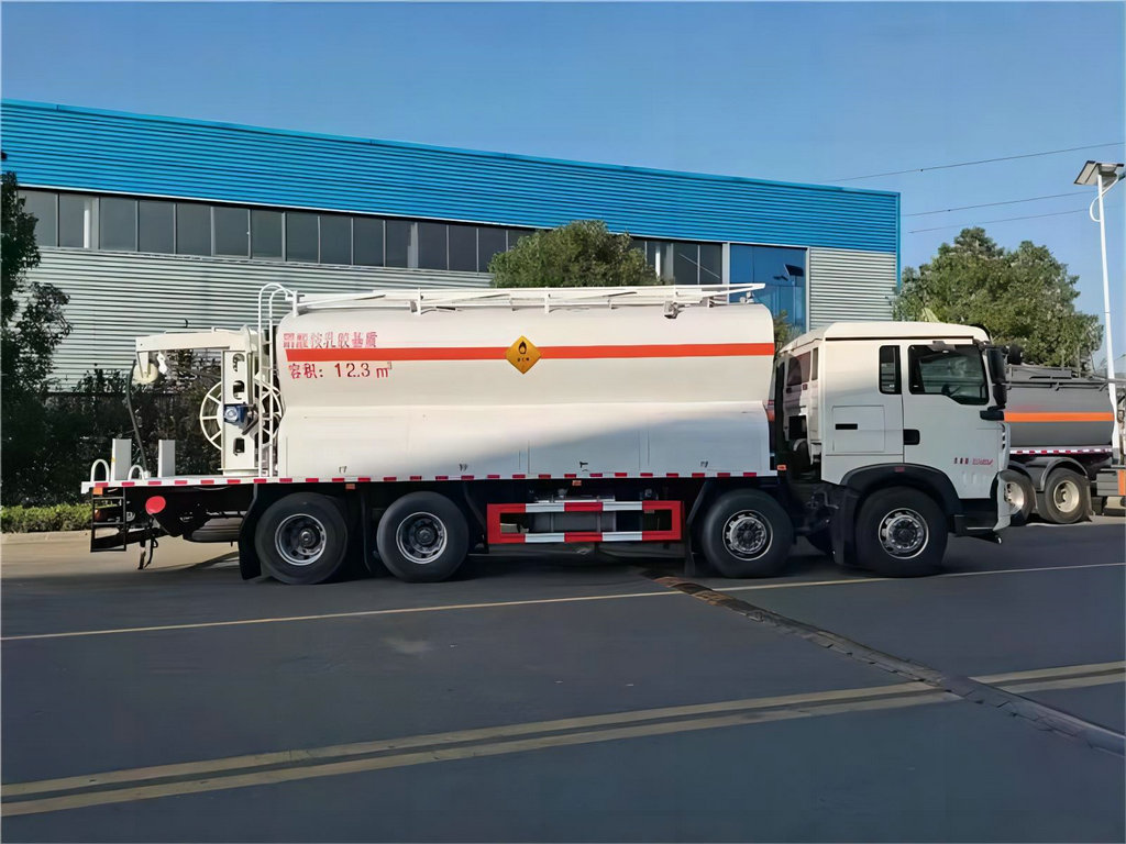 Digital Site Mixed and Charging Emulsion Explosive Trucks (3)