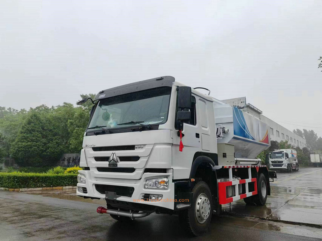 HOWO 6 wheels 8T explosive on-site mixing trucks