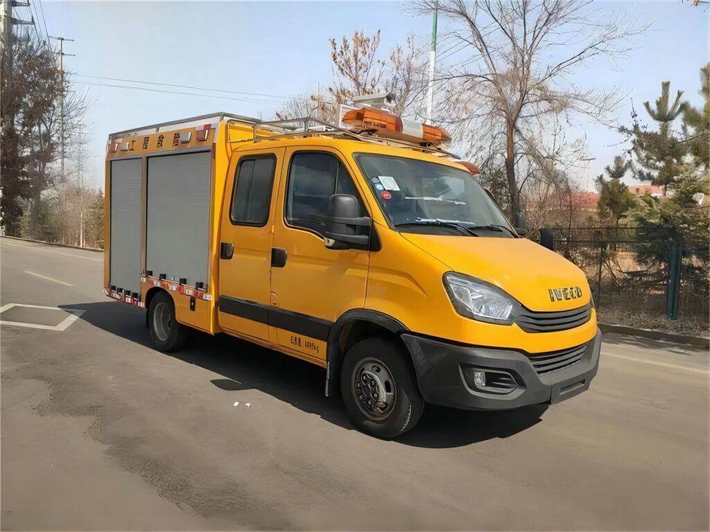 IVeco emergency salvage rescue truck (1)