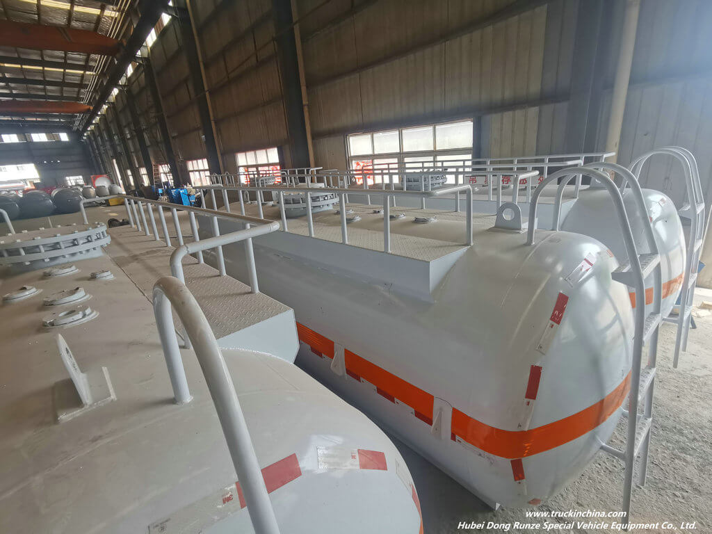 Hydrofluoric Acid transport tanker (9)