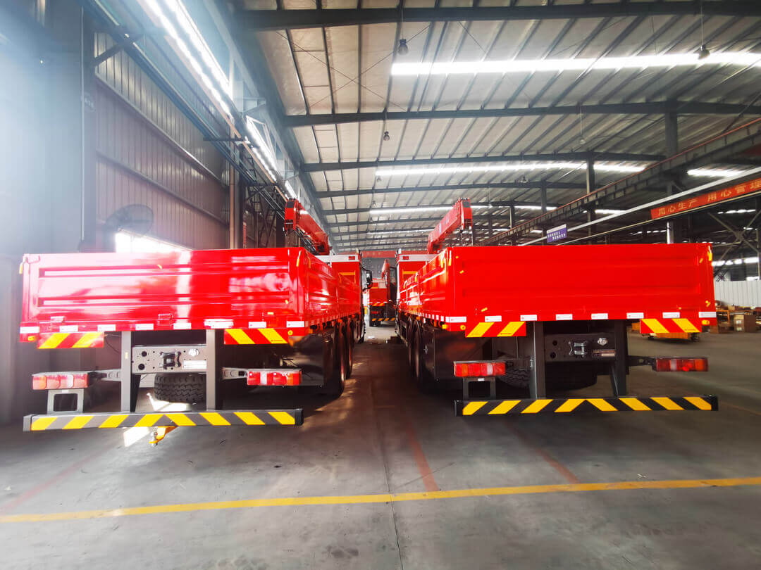 HOWO rescue truck mounted with crane (46)