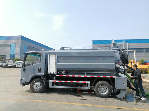 ISUZU Vacuum Tanker Combined Sewer Flushing Cleaning Jetting Truck (3)