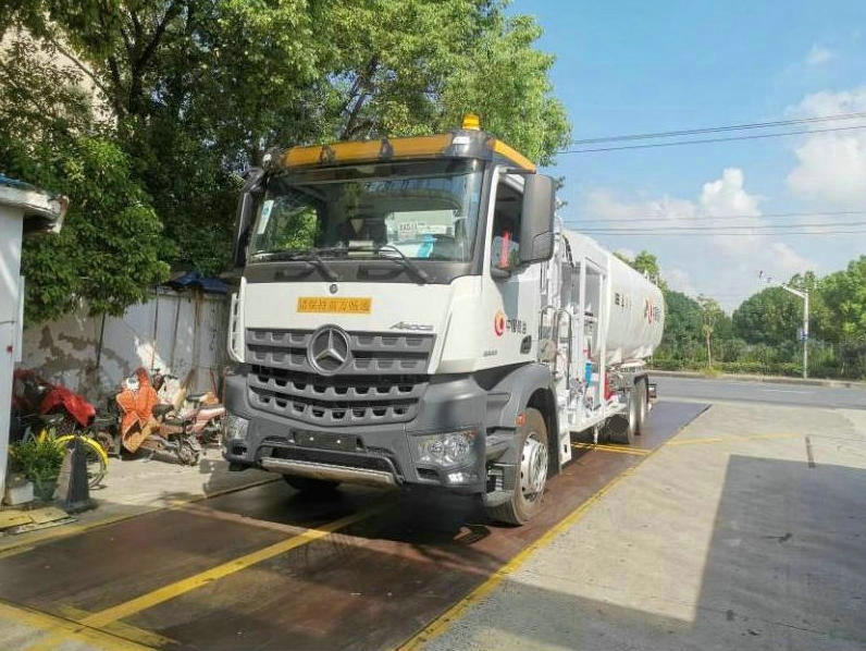 Benz Aircraft Refueler Truck (4)