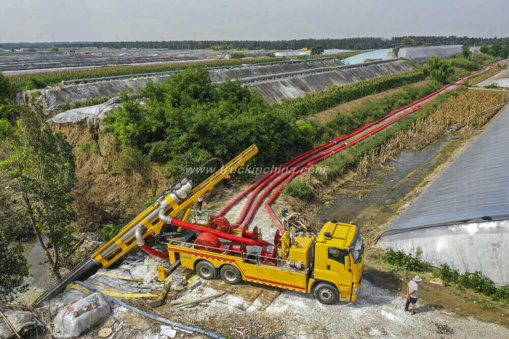 Large flow drainage emergency rescue vehicle
