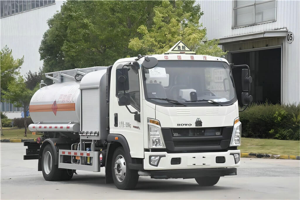 HOWO aviation refuelers 4KL Tanker (2)