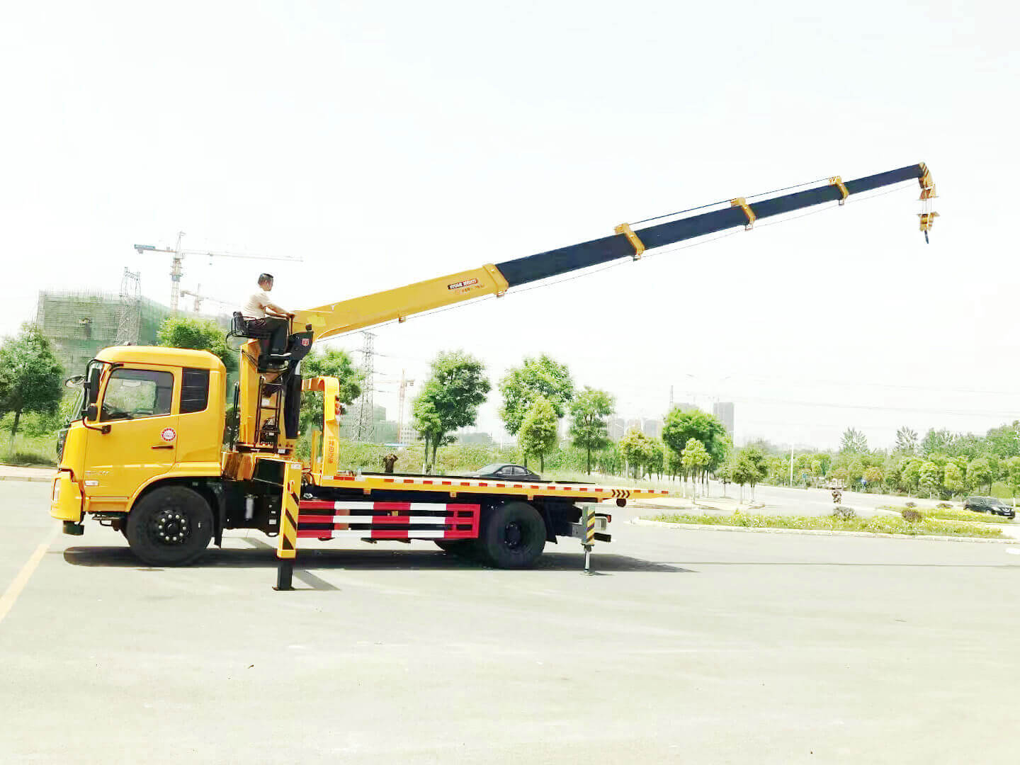 King Run Tilt Tray Rollback Flatbed Tow Truck with 8ton Recovery Hydraulic Winch 8ton Crane 