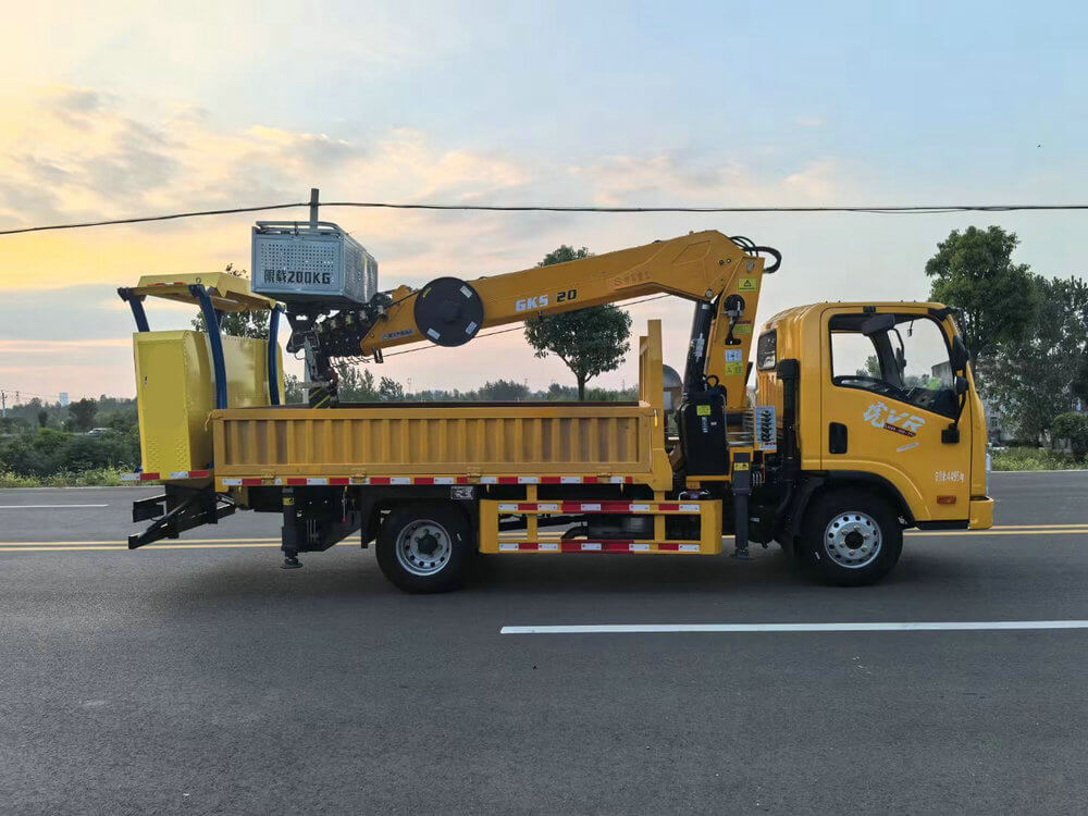 Telescopic Boom Lift Bucket Aerial Work Platform Manlift Truck (31)_1