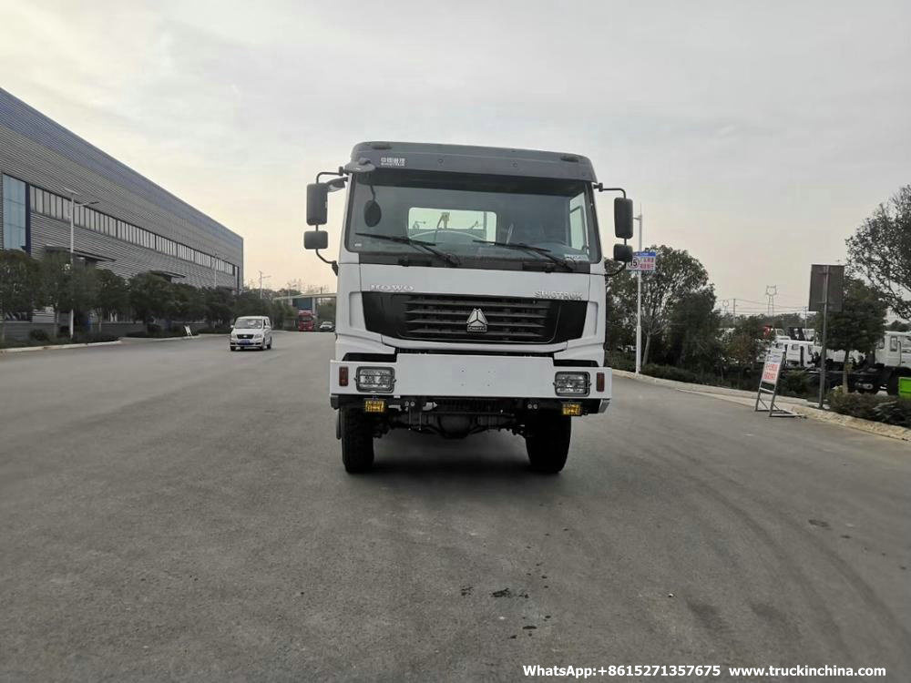 Sinotruck HOWO 4X4 Milk Tanker Truck with Food Grade Stainless Steel Pump (Offroad)
