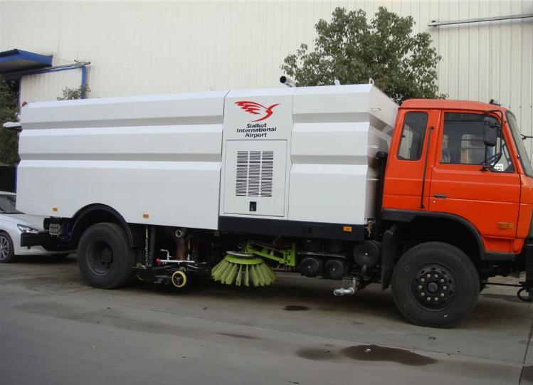 Dongfeng Street Sweeper Truck 4.5cbm Garbage 1.5 Cbm Water Stainless Steel for Airport Yard Sweeping Cleaning 4X2 -Rhd. LHD