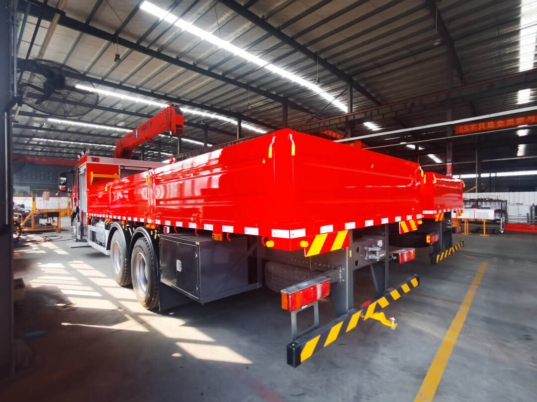 HOWO rescue truck mounted with crane (44)