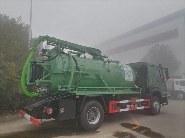 Sinotruck howo Vacuum Sewer Jetting Truck 10cbm (6)