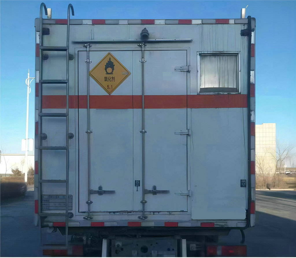 SITRAK on-site mixed emulsion explosive trucks (3)