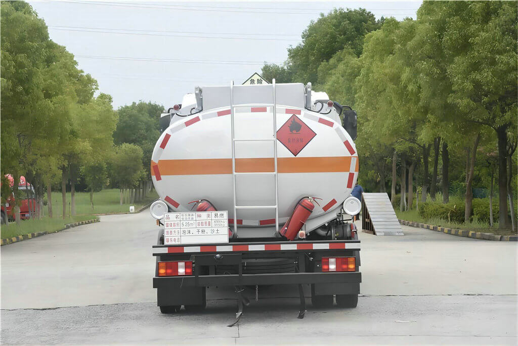 HOWO aviation refuelers 4KL Tanker (3)