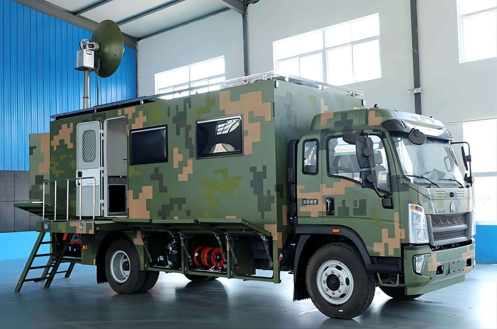 HOWO Customization Communications Command Vehicle (6)