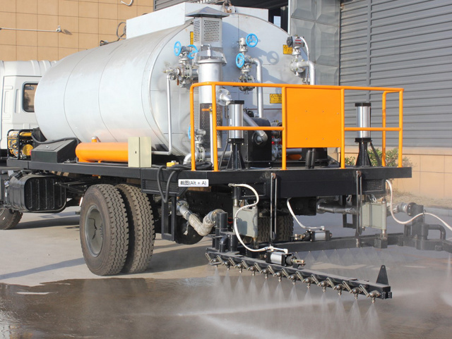 HOWO Road Asphalt Spraying Tank Truck (Asphalt Tank 8000-10000L Insulated Spray Bitumen 4.5 -6 meters)