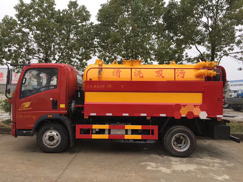 Small HOWO Septic Tank Truck 4000 Liters for Cesspool Emptier
