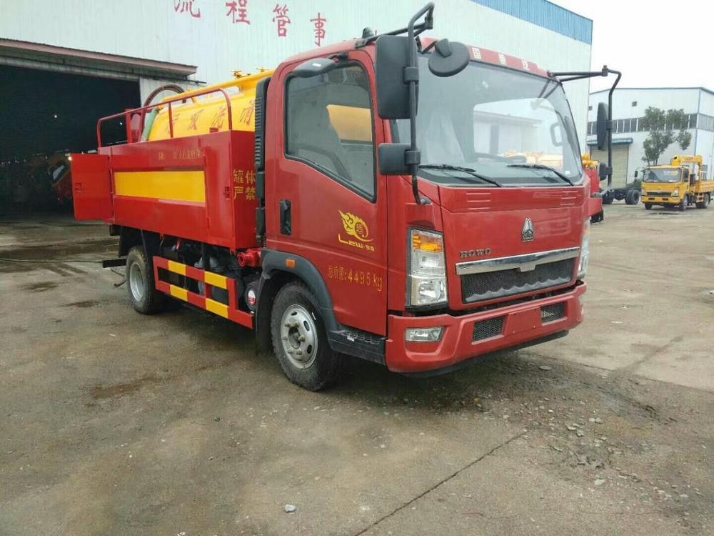 Small HOWO Septic Tank Truck 4000 Liters for Cesspool Emptier