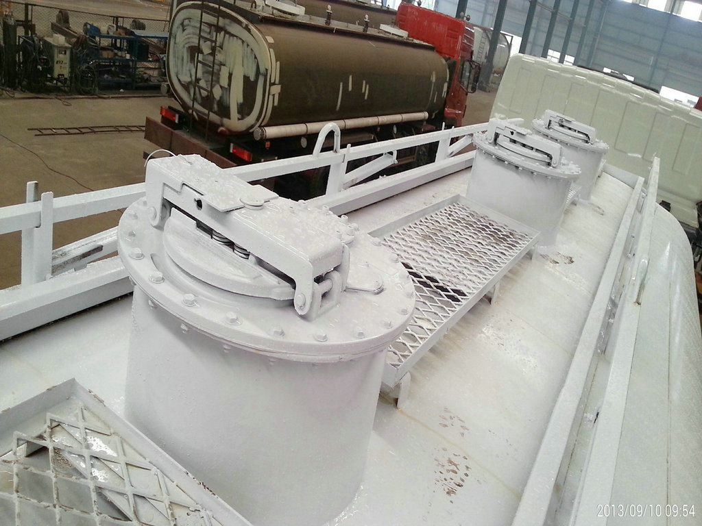 Shacman Road Tanker for Petroleum Oil, Gasoline, Petrol, Diesel Transport 20000L -27, 000liters