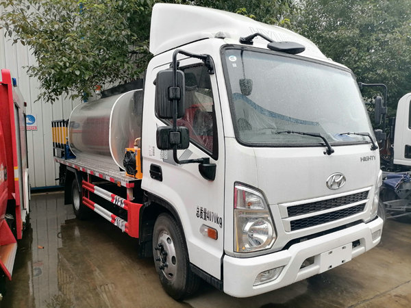 Hyundai Spray Bitumen Distributor Truck 3-5m3