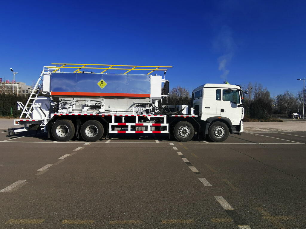 HOWO HEAVY ANFO TRUCK (6)