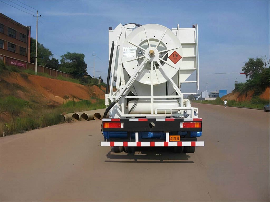 Dongfeng Emulsion explosive mixing and loading truck (2)_1