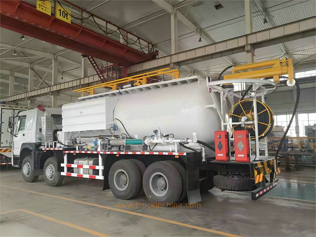 BCRH charging Explosive Emulsion truck_1