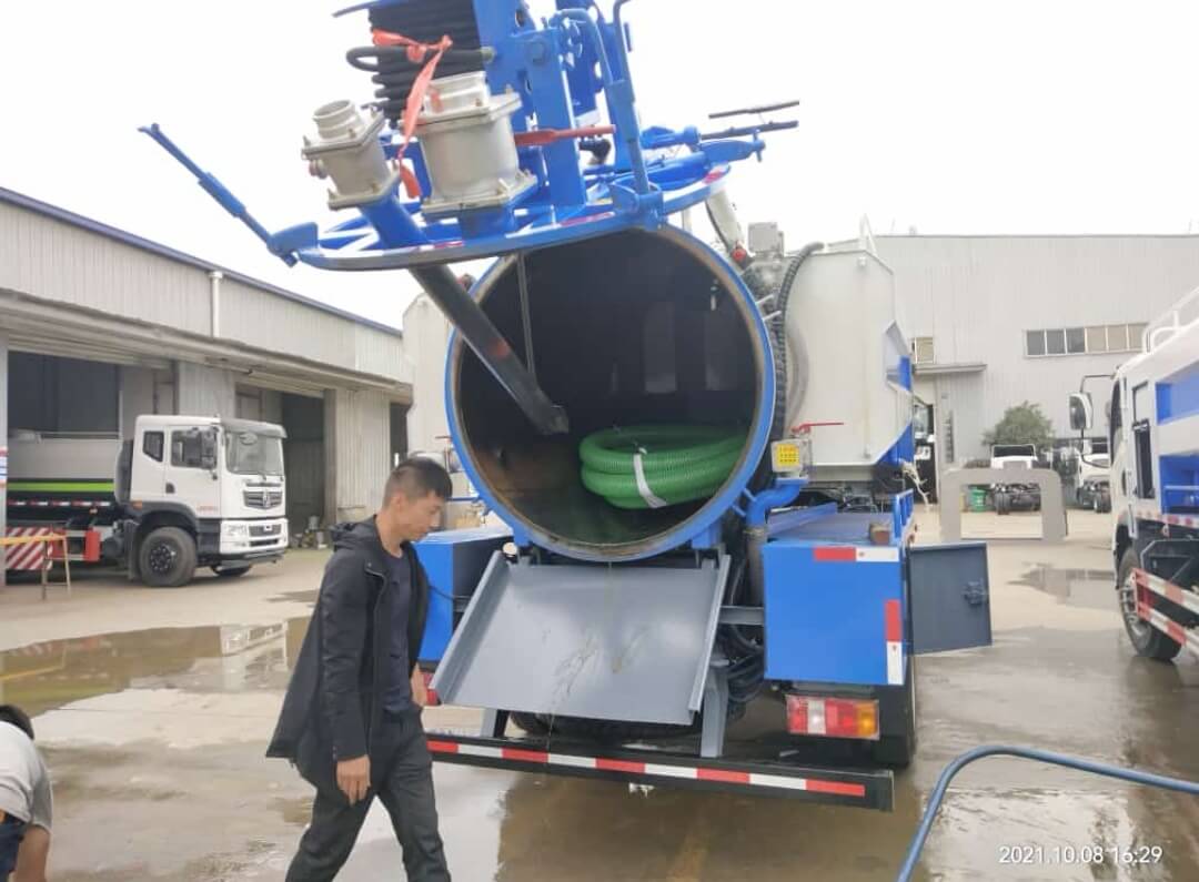 HOWO Vacuum sewer jetting truck (136)
