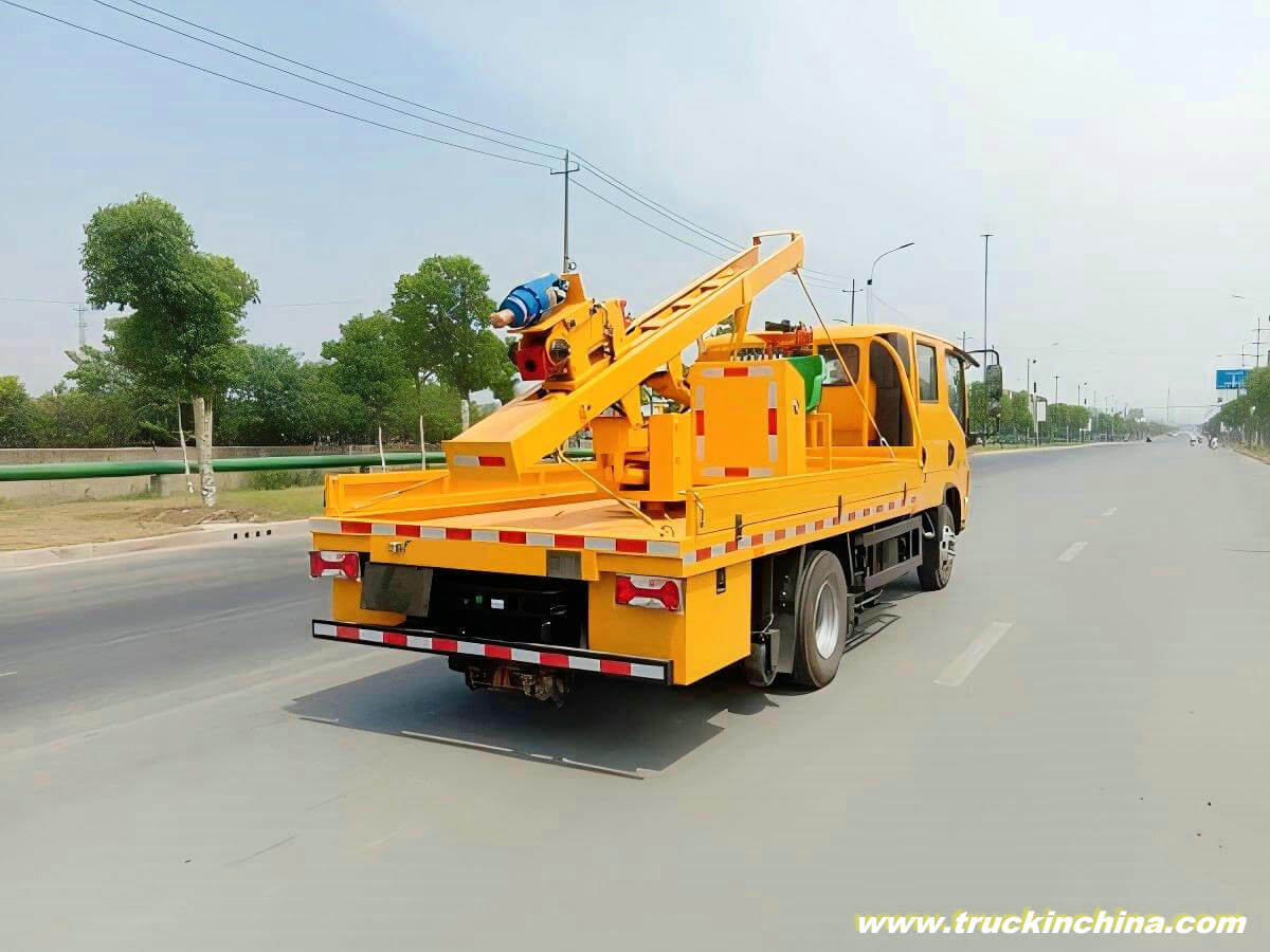 SAIC YUEJIN Piling, Pulling Guardrail Repair Trucks (2)