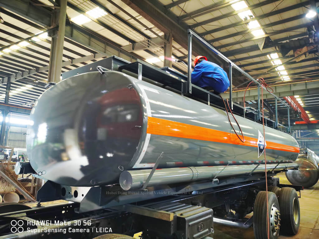 Lining PE hydrochloric acid tank lorry (13)