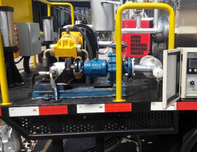 HOWO Road Asphalt Spraying Tank Truck (Asphalt Tank 8000-10000L Insulated Spray Bitumen 4.5 -6 meters)