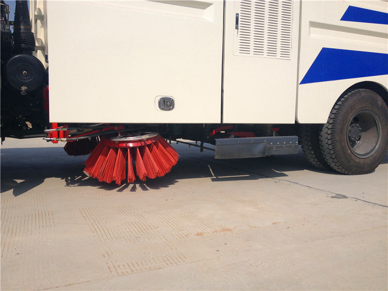 Dongfeng Street Sweeper Truck 4.5cbm Garbage 1.5 Cbm Water Stainless Steel for Airport Yard Sweeping Cleaning 4X2 -Rhd. LHD