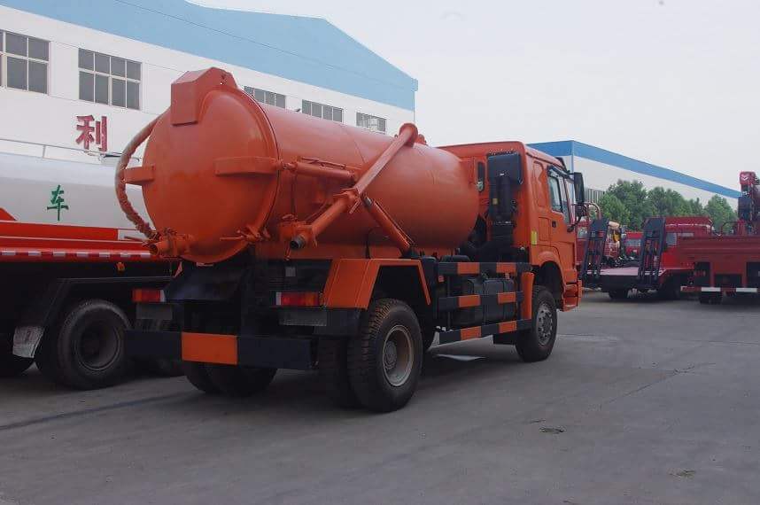Sinotruk HOWO 6 Wheels VAC Tanker Sewage Sludge Truck with 8000L 12000L Septic Tank Rhd or LHD 4X4.4X2