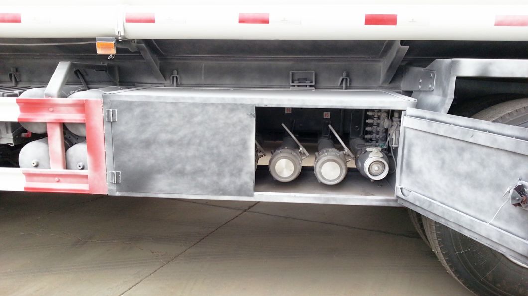 Beiben Offroad Diesel Tanker for Petroleum Oil, Gasoline, Petrol, Diesel Transportation with Pto Pump 30, 000L 12 Wheels (Fuel Bowser)