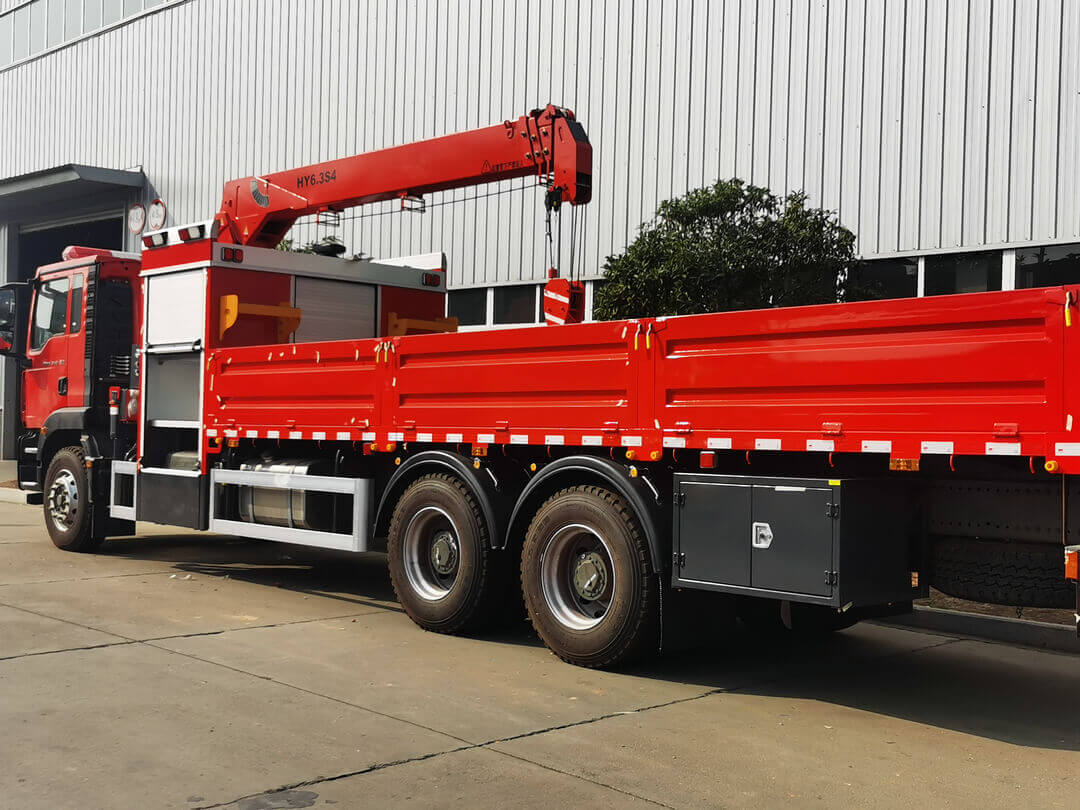 HOWO rescue truck mounted with crane (53)