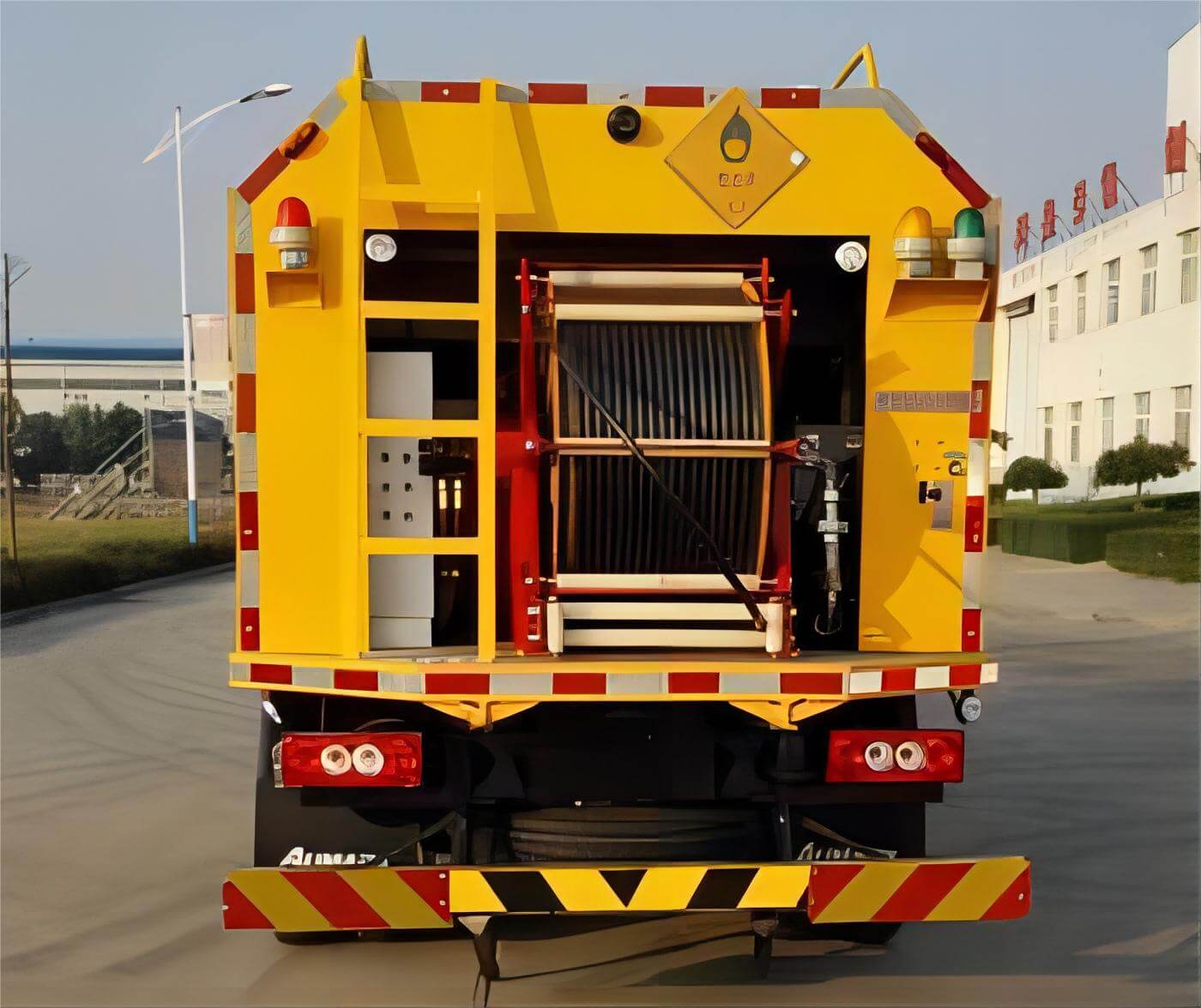 ANFO charging truck (100)