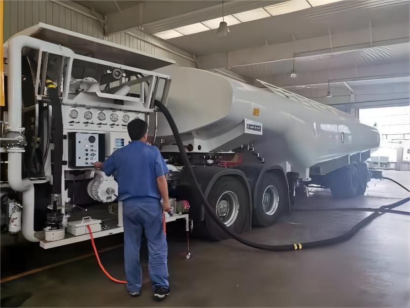 HOWO 45KL Airport refueller (1)