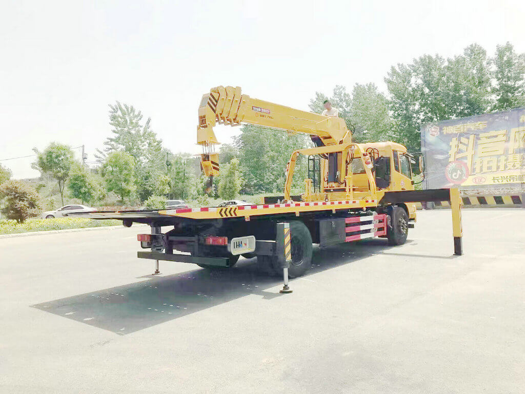 Dongfeng Kingrun recovery truck with crane (2)