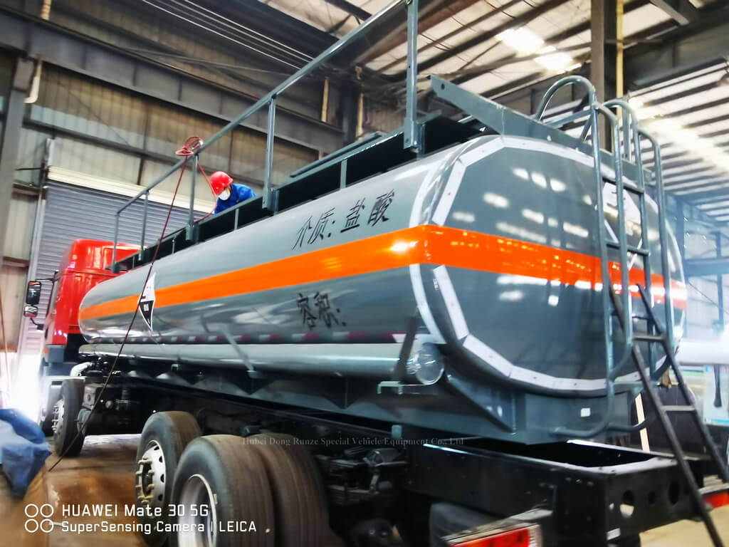 Lining PE hydrochloric acid tank lorry (45)
