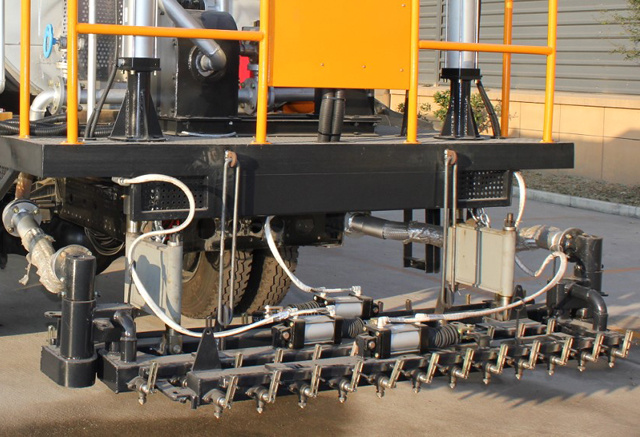 HOWO Road Asphalt Spraying Tank Truck (Asphalt Tank 8000-10000L Insulated Spray Bitumen 4.5 -6 meters)