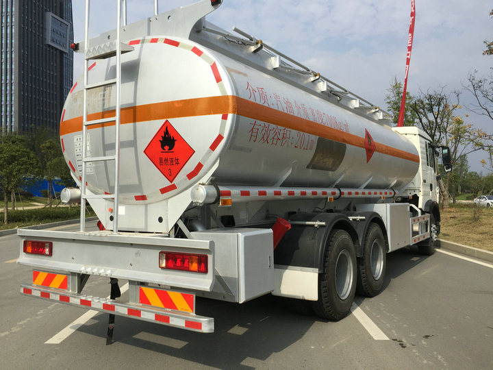 Sinotruck HOWO Aluminum Alloy Fuel Tanker (8X4 Mobile Jet Oil Refueling Bowser Truck 30cbm Diesel Delivery Refueling Truck 12wheels)