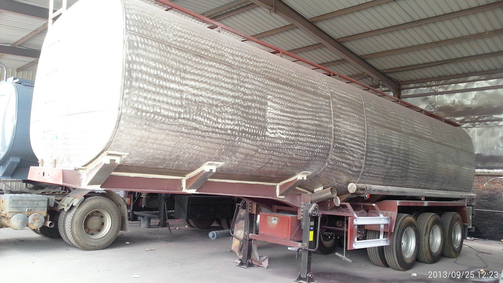 Stainless Steel 304 Food Oil Tanker Semi-Trailer 3 Axles Tank Capacity 45000L to 52000L Shell Polished