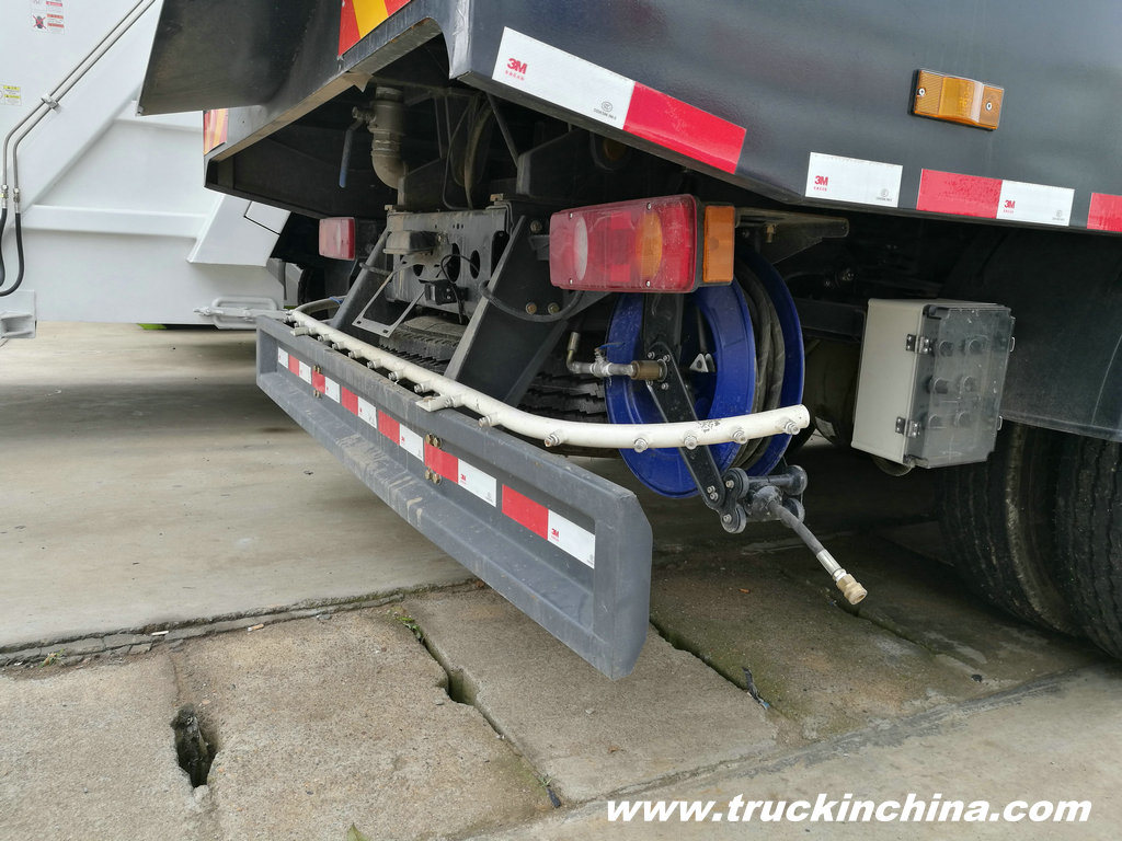 DFAC 8000 Liters Road Sweeper Truck 5 Cbm Garbage 2 Cbm Water Stainless Steel 304