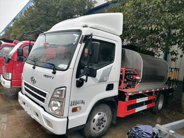 Hyundai Spray Bitumen Distributor Truck (4)