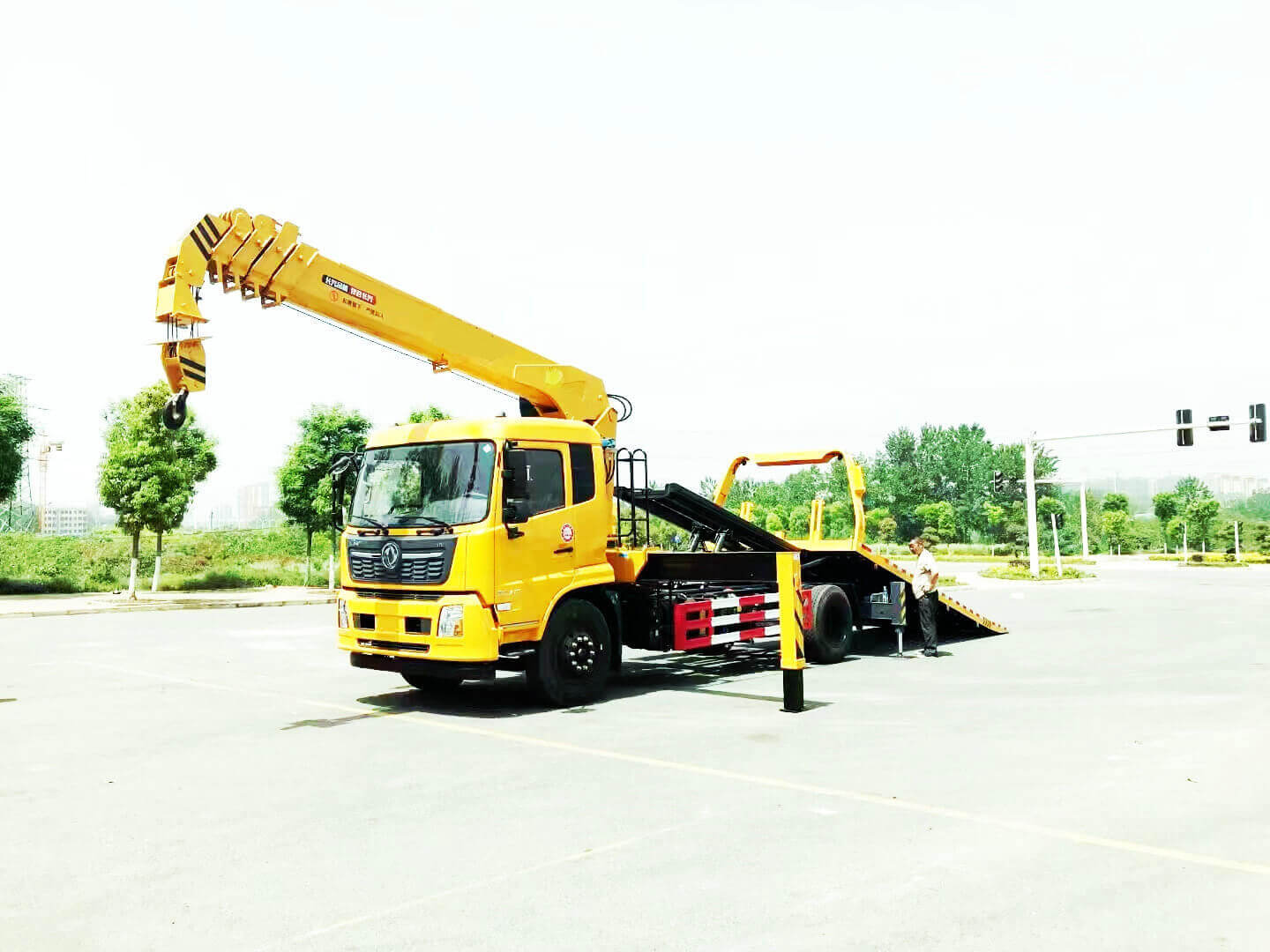 King Run Flatbed Tow Wrecker Truck with 8ton Recovery Winch 8ton Rescue Crane 