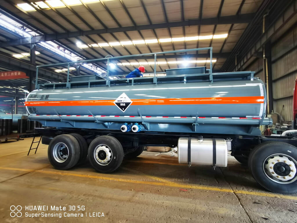 Lining PE hydrochloric acid tank lorry (38)